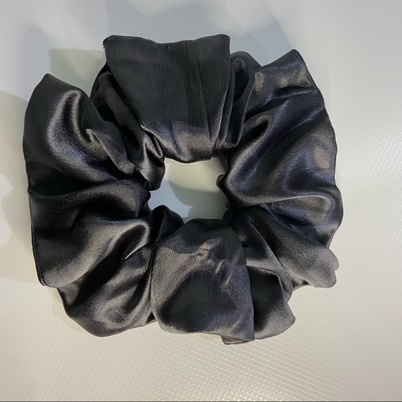 Handmade women grey satin oversized scrunches. NWT. Condition. - Picture 3 of 6